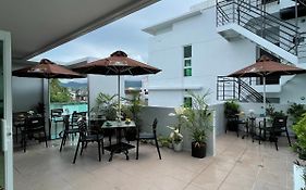 J Spazio Apartelle And Cafe